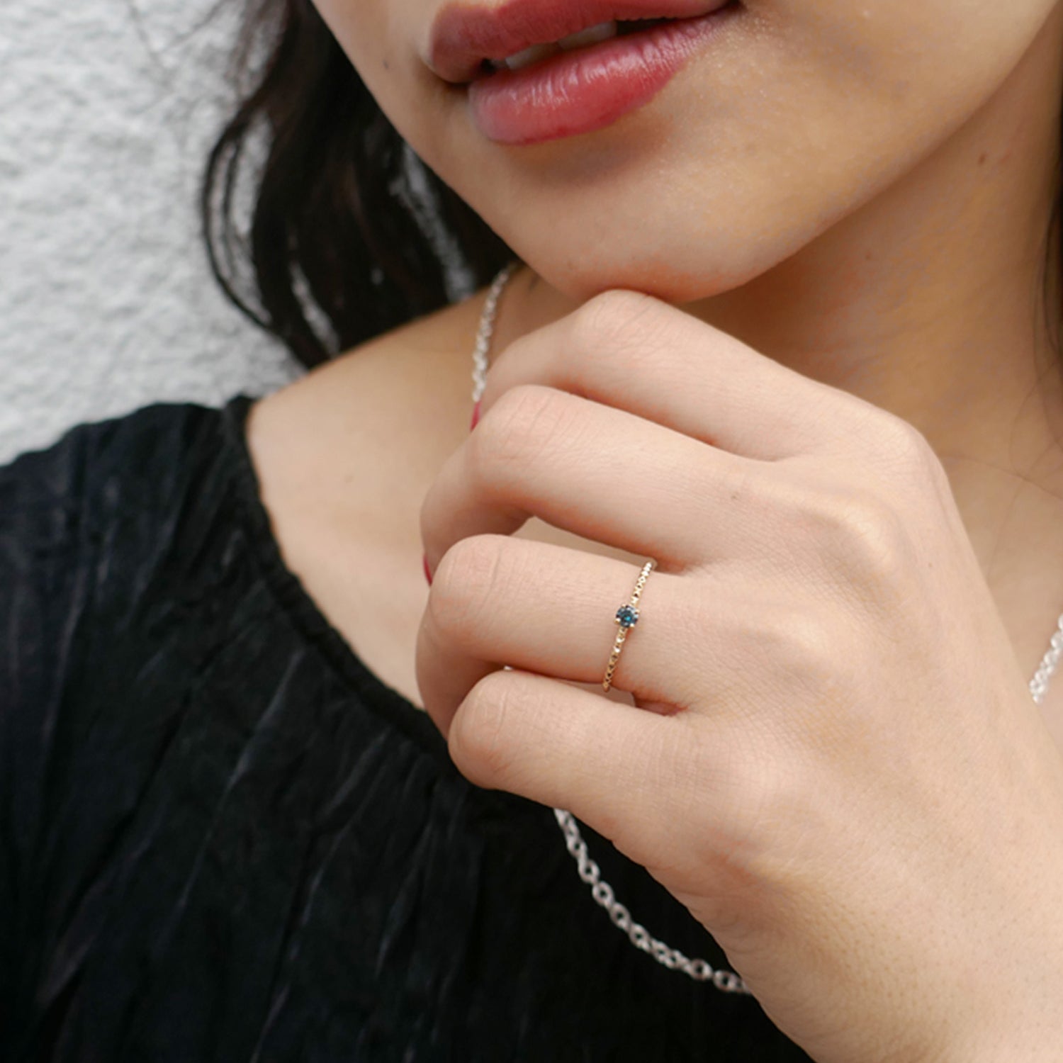 e.m.,リング,K18,ブルーダイヤモンド,華奢デザイン,レディース,ゴールドリング,18金,一粒リング,細身,デザインリング,シンプル,スタッズテクスチャー,エッジデザイン,ring,gold,イエローゴールド,天然石,ギフト,ご褒美,プレゼント