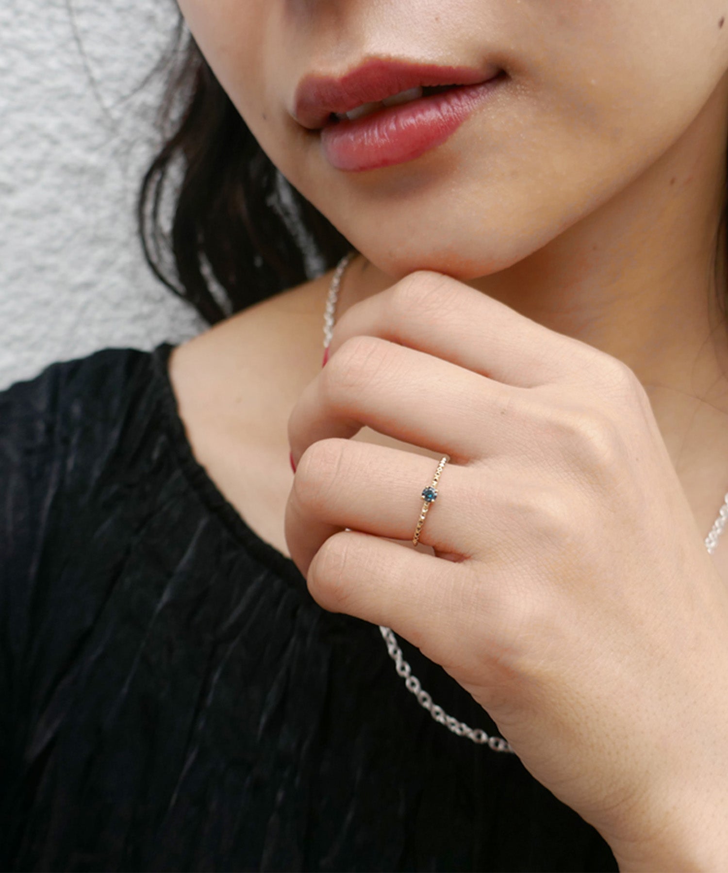 e.m.,リング,K18,ブルーダイヤモンド,華奢デザイン,レディース,ゴールドリング,18金,一粒リング,細身,デザインリング,シンプル,スタッズテクスチャー,エッジデザイン,ring,gold,イエローゴールド,天然石,ギフト,ご褒美,プレゼント