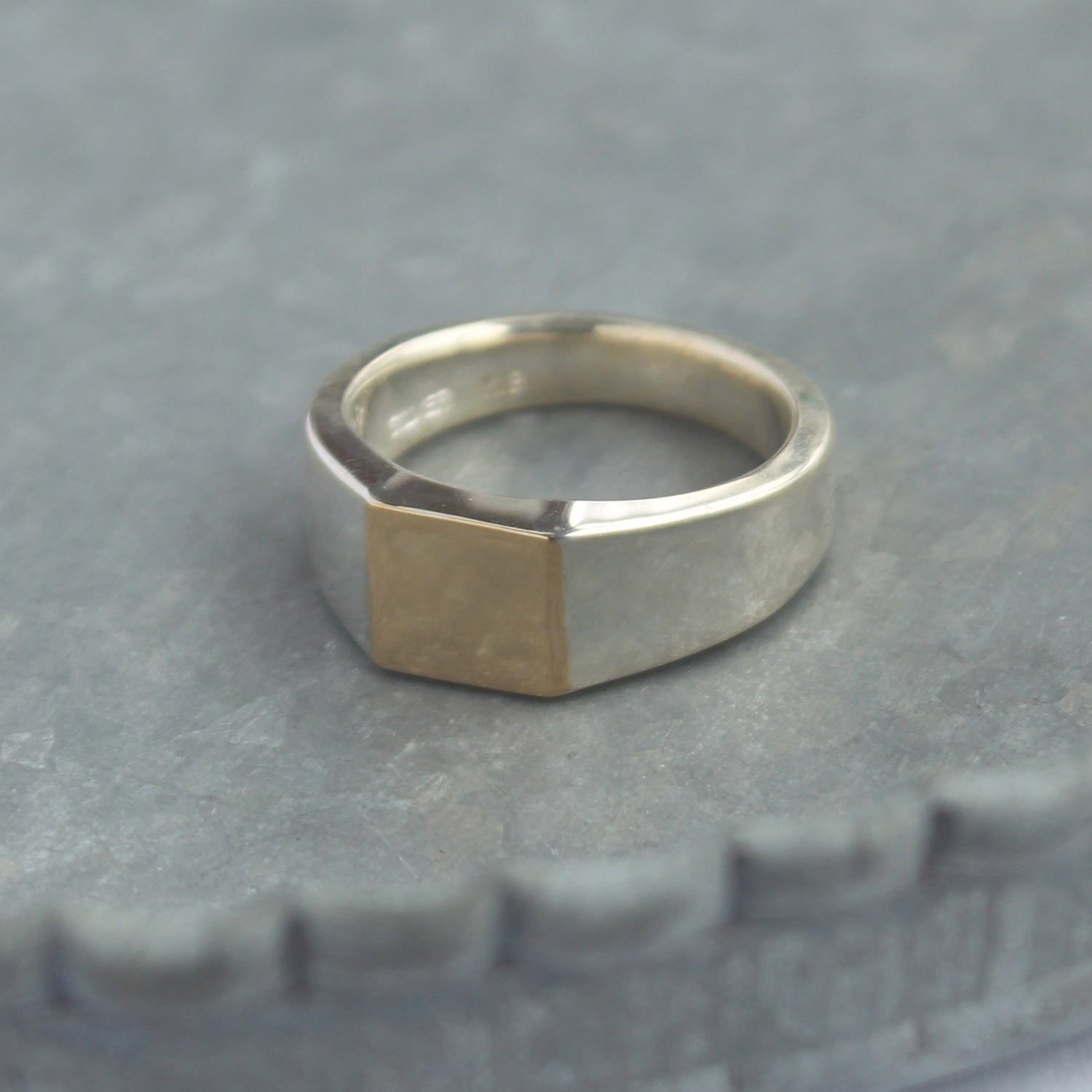 シルバー,リング,指輪,印台,シグネットリング,メンズジュエリー,ジェンダーレスジュエリー,モード,アクセサリーー,silver,ring,signetring,mens,jewelry,metal,accessory,silver925,スターリングシルバー,メタルジュエリー,ギフト,プレゼント,,エレガント,ラグジュアリー,フラット,シルバージュエリー,たたき,個性派,ユニーク,デザイナーズ,ドメスティックブランド,ワンポイントカラー,ゴールド,K18,イエローゴールド,ミックスカラー