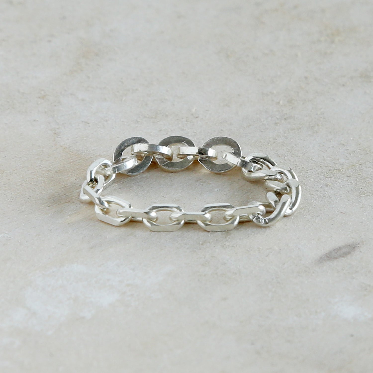 e.m.,リング,1703-AR926,シルバー,チェーンデザインリング,レディース,メンズ,シルバーリング,チェーンモチーフ,モードデザイン,チェーンリング,シルバー,デザインリング,個性的,重ね付け,コーディネート,手元コーデ,モードスタイル,エッジの効いた,洗練された,重ね付け