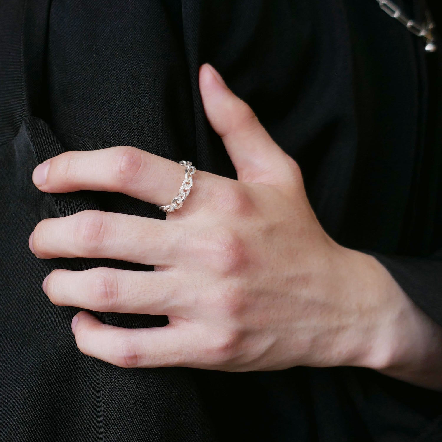 e.m.,リング,1703-AR926,シルバー,チェーンデザインリング,レディース,メンズ,シルバーリング,チェーンモチーフ,モードデザイン,チェーンリング,シルバー,デザインリング,個性的,重ね付け,コーディネート,手元コーデ,モードスタイル,エッジの効いた,洗練された,重ね付け