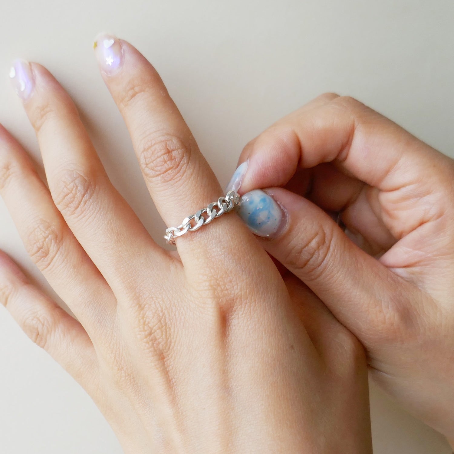 e.m.,リング,1703-AR926,シルバー,チェーンデザインリング,レディース,メンズ,シルバーリング,チェーンモチーフ,モードデザイン,チェーンリング,シルバー,デザインリング,個性的,重ね付け,コーディネート,手元コーデ,モードスタイル,エッジの効いた,洗練された,重ね付け