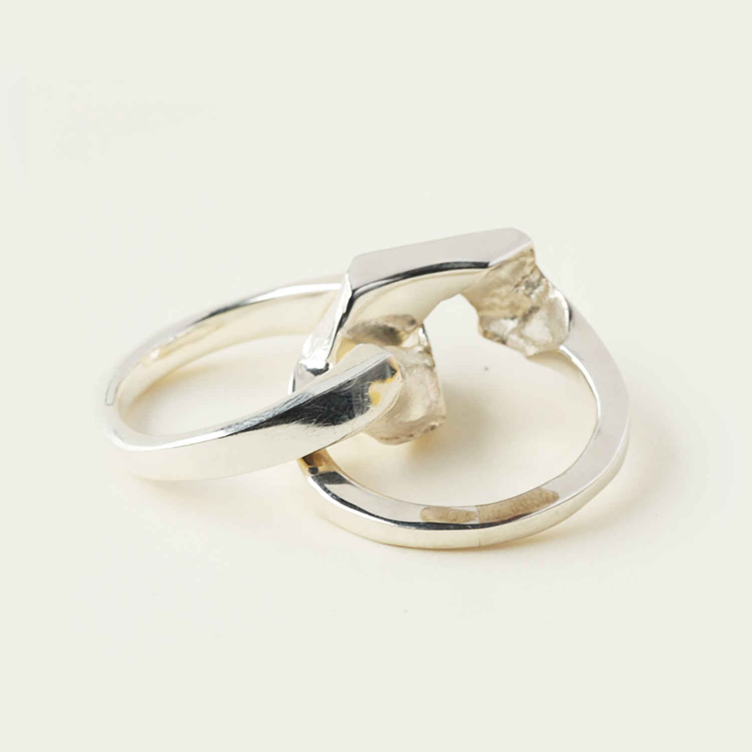シルバー,リング,指輪,印台,シグネットリング,メンズジュエリー,ジェンダーレスジュエリー,モード,アクセサリーー,silver,ring,signetring,mens,jewelry,metal,accessory,メタルジュエリー,ギフト,プレゼント,,エレガント,ラグジュアリー,フラット,シルバージュエリー,個性派,ユニーク,デザイナーズ,ドメスティックブランド,ギメルリング,クラック