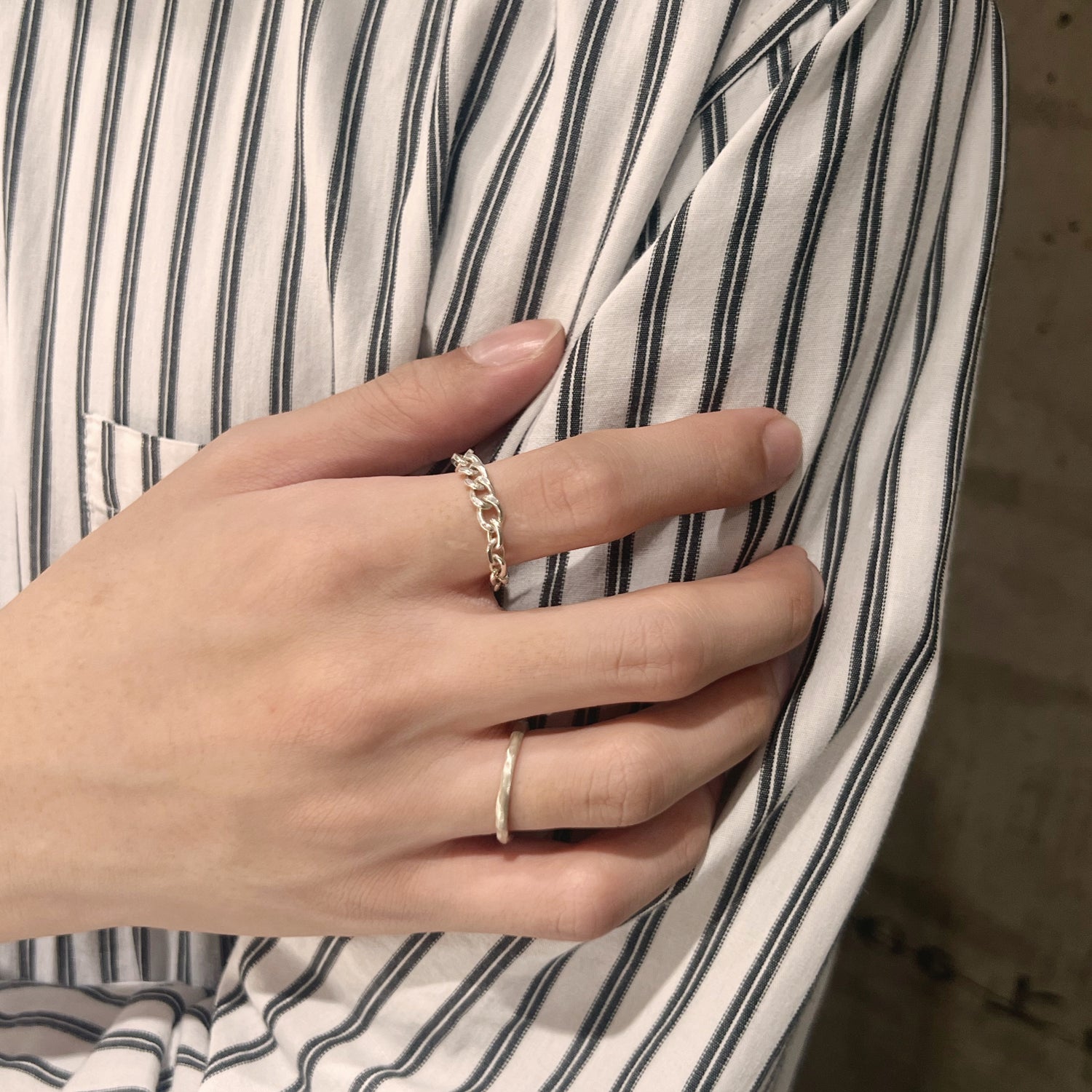 e.m.,リング,1703-AR926,シルバー,チェーンデザインリング,レディース,メンズ,シルバーリング,チェーンモチーフ,モードデザイン,チェーンリング,シルバー,デザインリング,個性的,重ね付け,コーディネート,手元コーデ,モードスタイル,エッジの効いた,洗練された,重ね付け