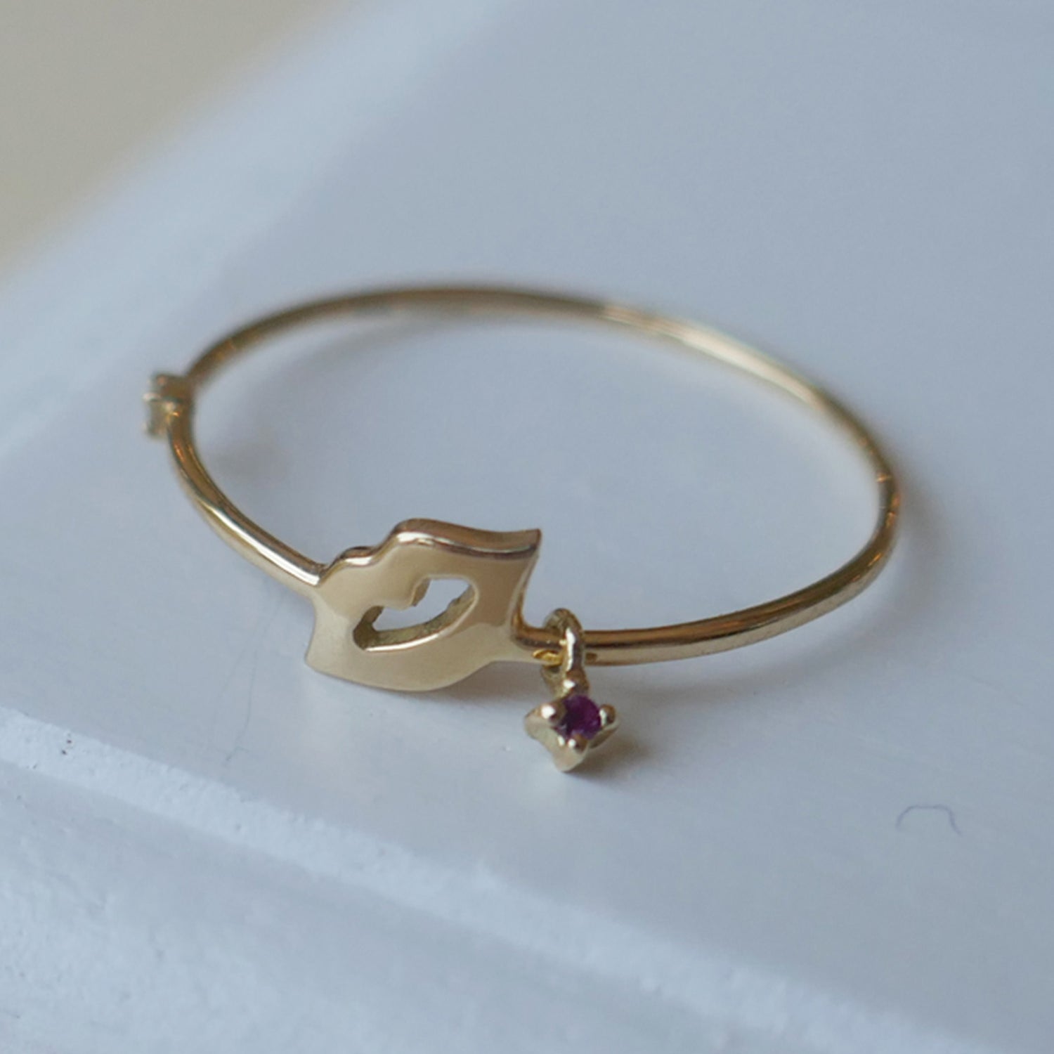 ゴールド,K18,レディース,ring,リング,gold,women,gift,present,ギフト,プレゼント,唇,lip,モチーフ,motif,ruby,ルビー,omamori,お守り