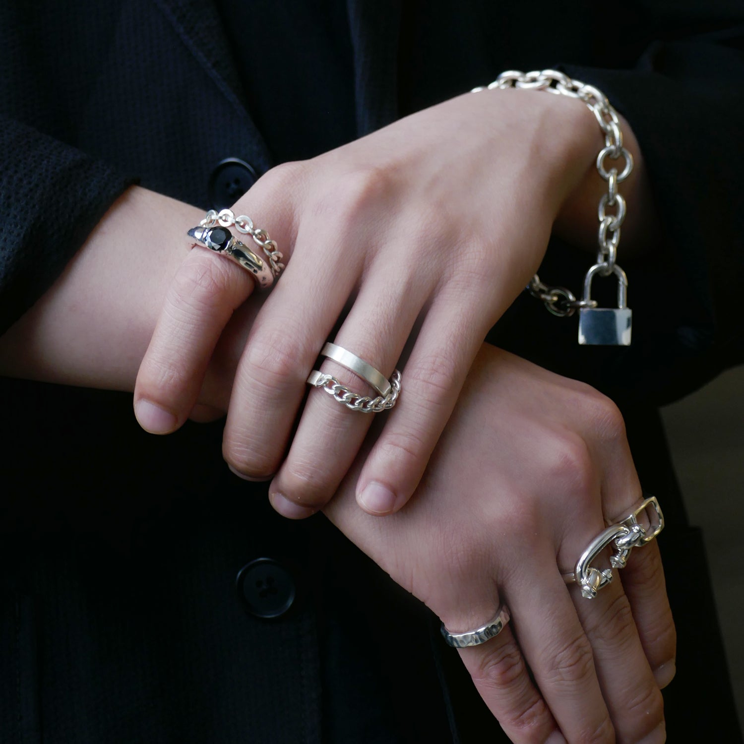 e.m.,リング,1703-AR926,シルバー,チェーンデザインリング,レディース,メンズ,シルバーリング,チェーンモチーフ,モードデザイン,チェーンリング,シルバー,デザインリング,個性的,重ね付け,コーディネート,手元コーデ,モードスタイル,エッジの効いた,洗練された,重ね付け