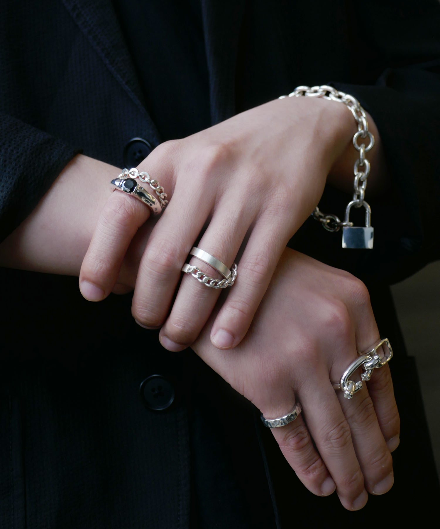 e.m.,リング,1703-AR926,シルバー,チェーンデザインリング,レディース,メンズ,シルバーリング,チェーンモチーフ,モードデザイン,チェーンリング,シルバー,デザインリング,個性的,重ね付け,コーディネート,手元コーデ,モードスタイル,エッジの効いた,洗練された,重ね付け