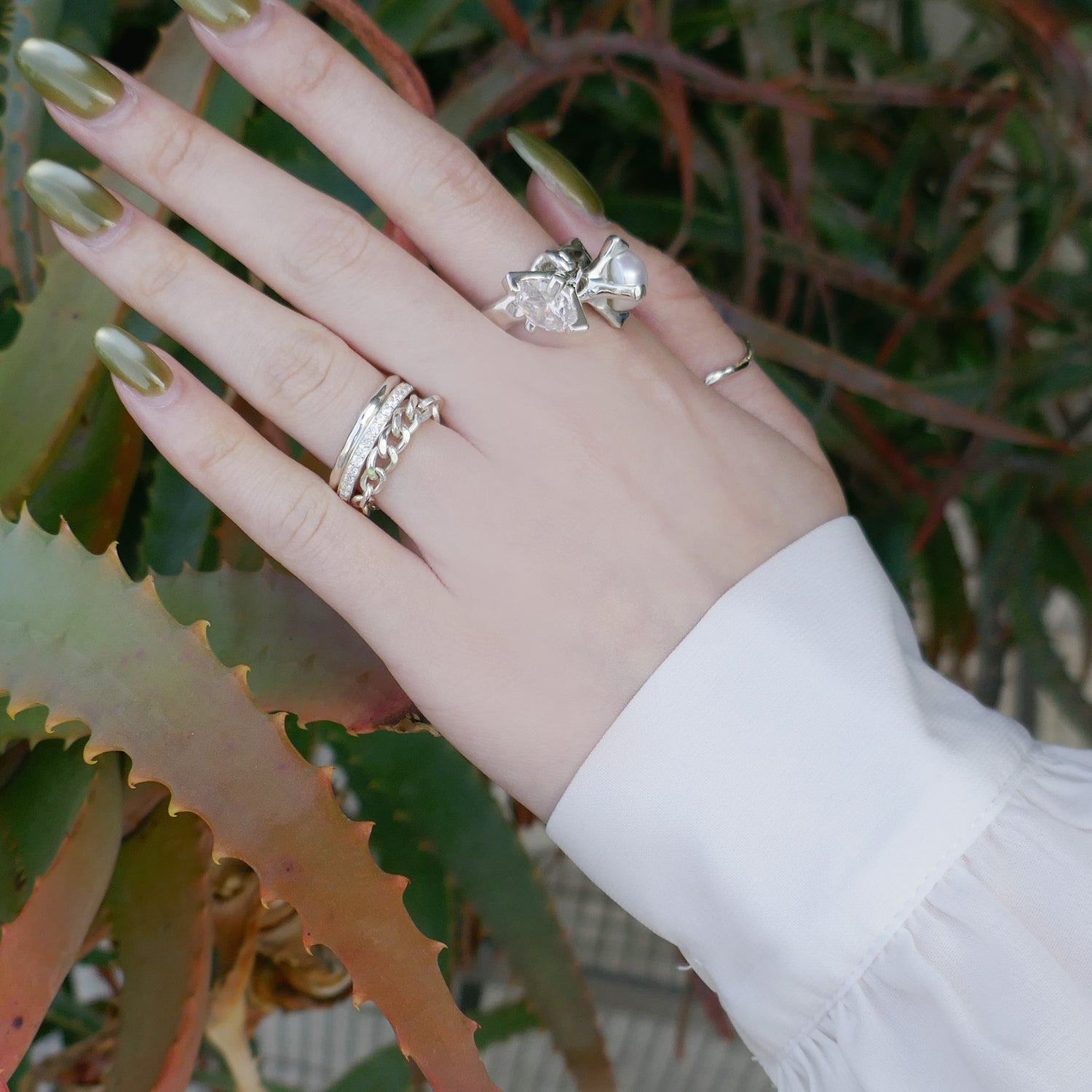 e.m.,リング,2403-AR1200,シルバー,デザインリング,レディース,シルバーリング,モードデザイン,指輪,シルバーアクセサリー,個性的,立体デザイン,モード,アート感,シルバー,有機的フォルム,重ね付け,コーディネート,手元コーデ,モードスタイル,レイヤード,スタイリング,シルバーアクセサリー,モード系,エッジの効いたデザイン,洗練された,存在感のあるデザイン