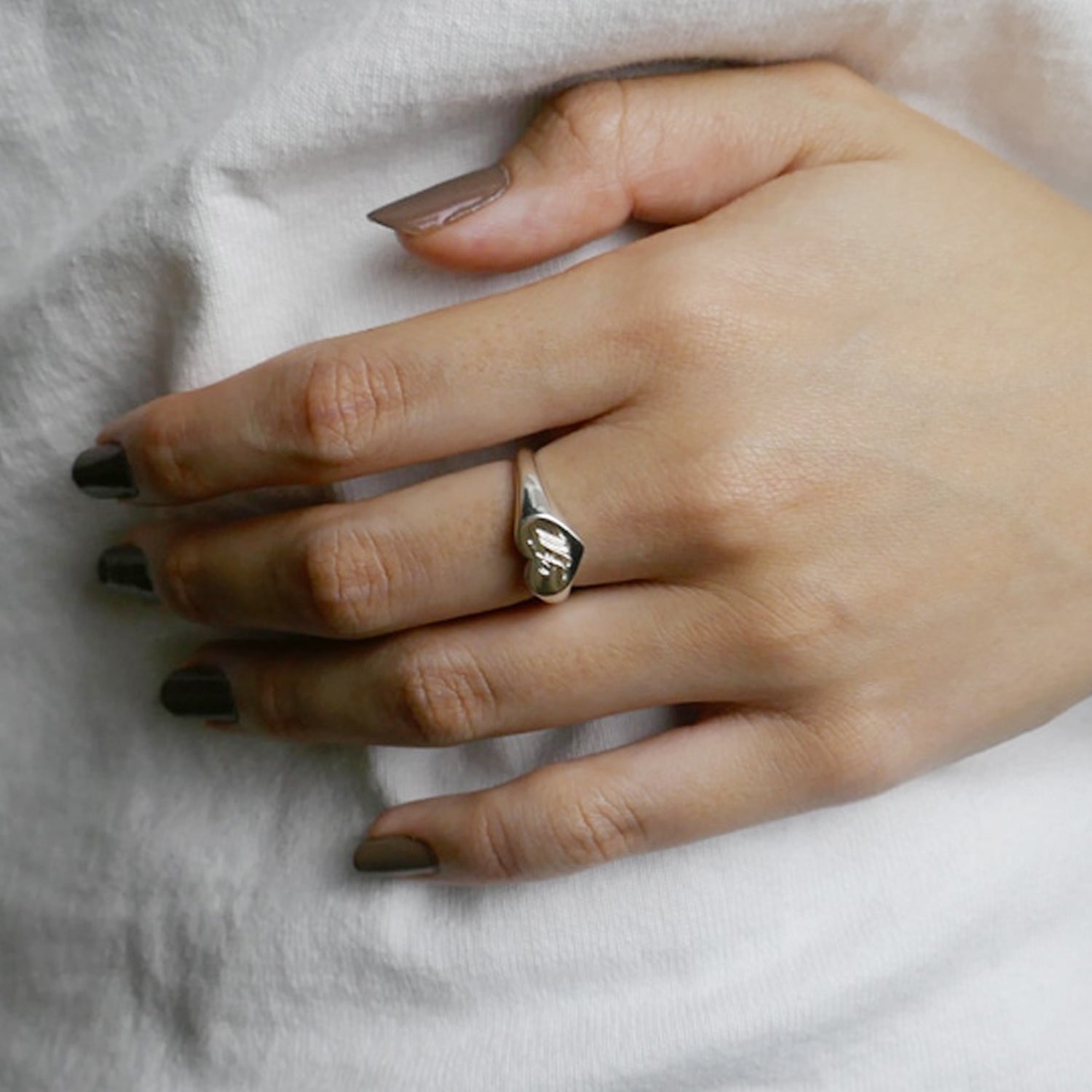 シルバー,リング,指輪,印台,シグネットリング,刻印,メッセージ,メンズジュエリー,ジェンダーレスジュエリー,モード,アクセサリー,オンライン限定,EC限定,オーダーメイド,limited,onlinelimited,pinkyring,silver,ring,signetring,mens,jewelry,metal,accessory,メタルジュエリー,ギフト,プレゼント,,エレガント,ラグジュアリー,フラット,シルバージュエリー,個性派,ユニーク,デザイナーズ,ドドメスティックブランド,silver925