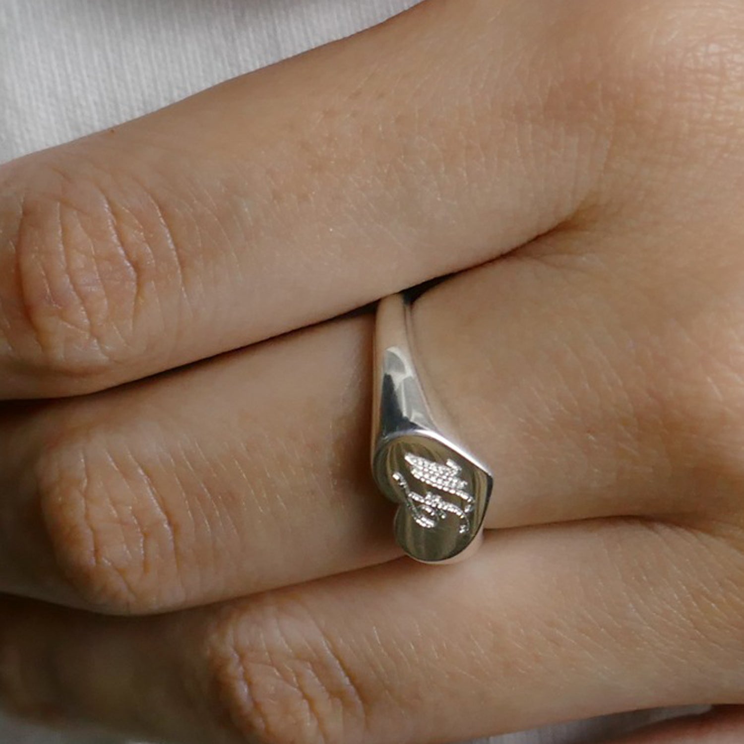シルバー,リング,指輪,印台,シグネットリング,刻印,メッセージ,メンズジュエリー,ジェンダーレスジュエリー,モード,アクセサリー,オンライン限定,EC限定,オーダーメイド,limited,onlinelimited,pinkyring,silver,ring,signetring,mens,jewelry,metal,accessory,メタルジュエリー,ギフト,プレゼント,,エレガント,ラグジュアリー,フラット,シルバージュエリー,個性派,ユニーク,デザイナーズ,ドドメスティックブランド,silver925