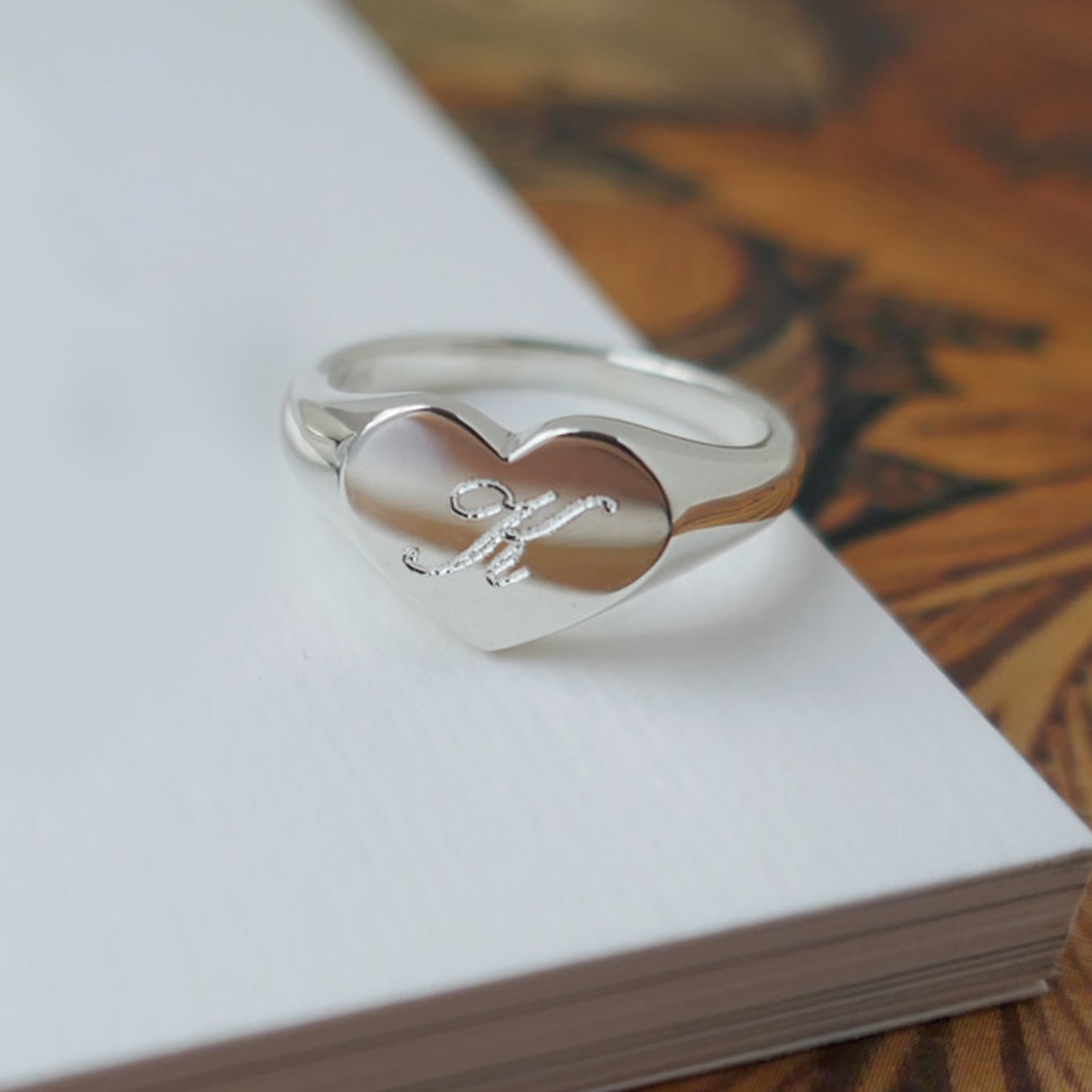 シルバー,リング,指輪,印台,シグネットリング,刻印,メッセージ,メンズジュエリー,ジェンダーレスジュエリー,モード,アクセサリー,オンライン限定,EC限定,オーダーメイド,limited,onlinelimited,pinkyring,silver,ring,signetring,mens,jewelry,metal,accessory,メタルジュエリー,ギフト,プレゼント,,エレガント,ラグジュアリー,フラット,シルバージュエリー,個性派,ユニーク,デザイナーズ,ドドメスティックブランド,silver925