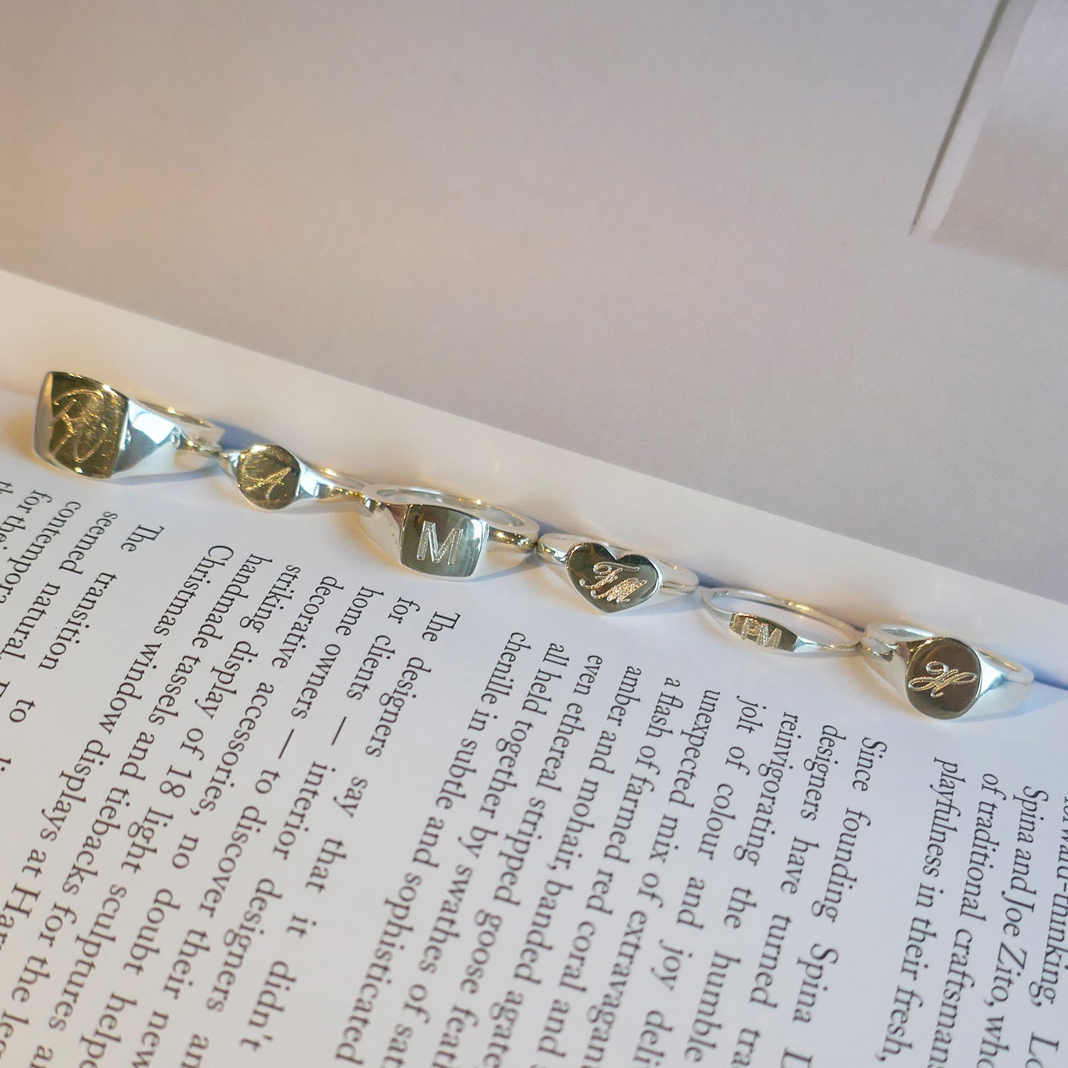 シルバー,リング,指輪,印台,シグネットリング,刻印,メッセージ,メンズジュエリー,ジェンダーレスジュエリー,モード,アクセサリー,オンライン限定,EC限定,オーダーメイド,limited,onlinelimited,pinkyring,silver,ring,signetring,mens,jewelry,metal,accessory,メタルジュエリー,ギフト,プレゼント,,エレガント,ラグジュアリー,フラット,シルバージュエリー,個性派,ユニーク,デザイナーズ,ドドメスティックブランド,silver925