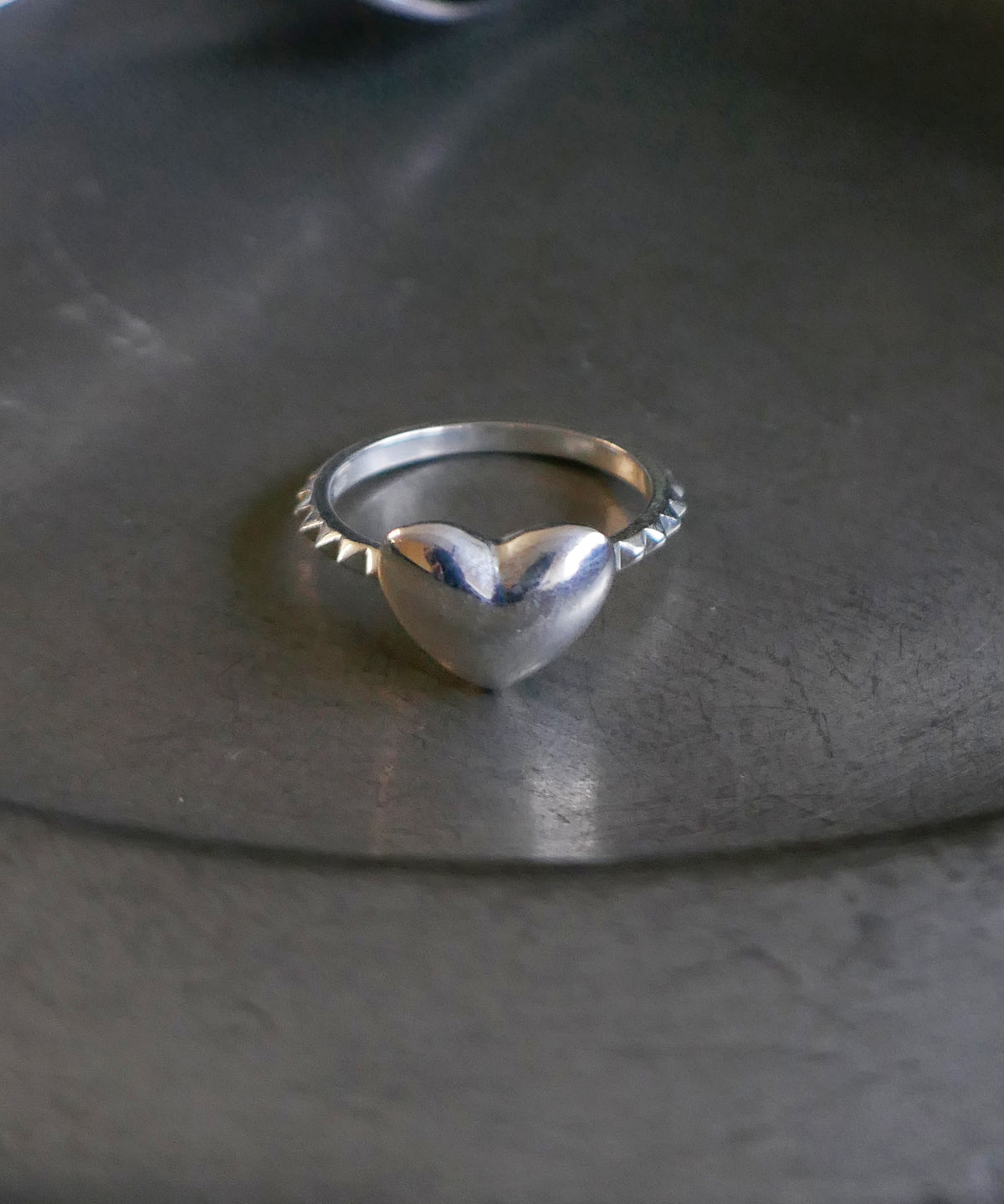 シルバー,リング,ring,ジュエリー,アクセサリー,heart,ユニーク,ギフト,ジェンダーレス,モード,silver,jewelry,指輪,gift,unisex,mode,metal,モチーフ,accessory,motif,studs,ハート,スタッズ