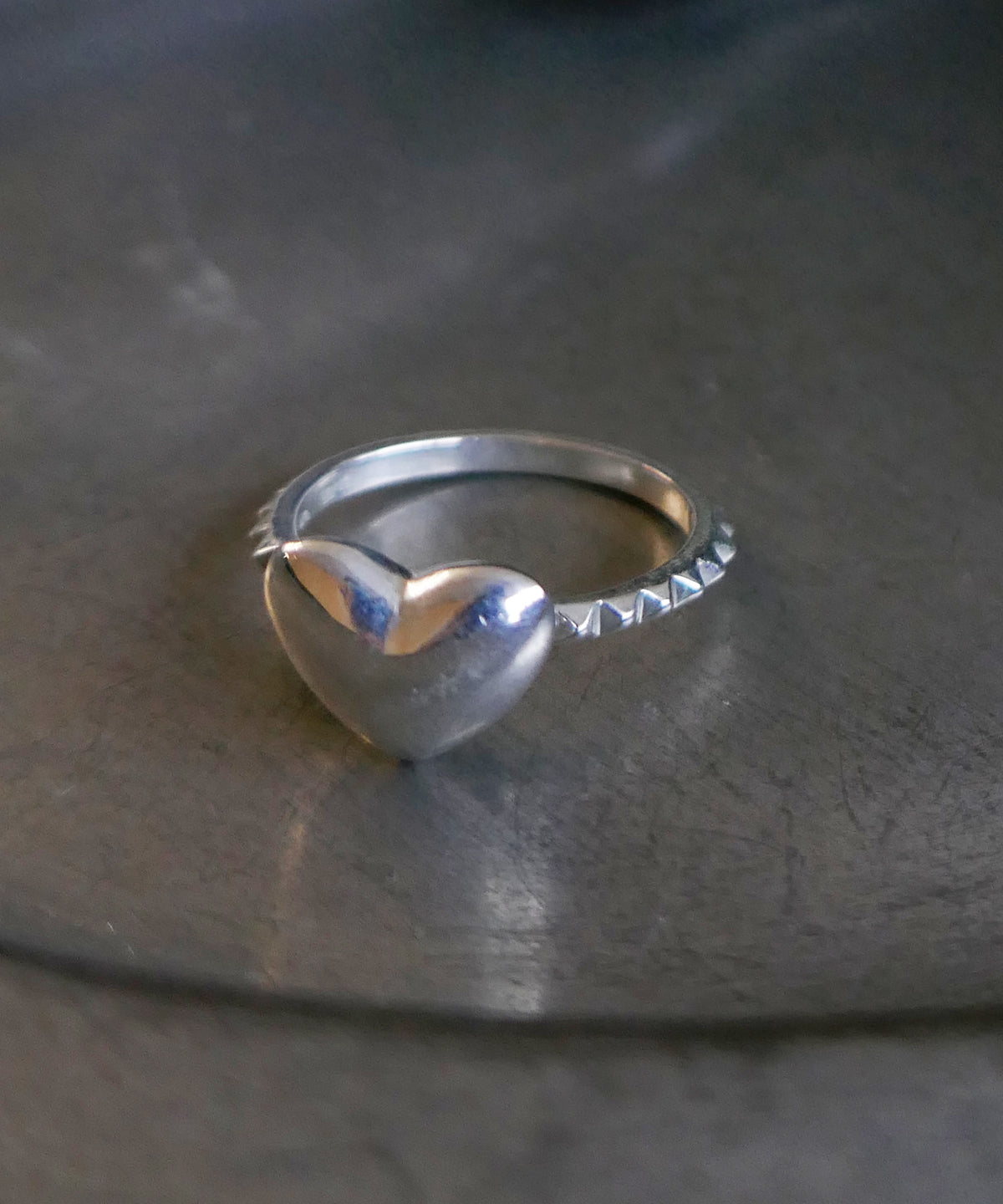 シルバー,リング,ring,ジュエリー,アクセサリー,heart,ユニーク,ギフト,ジェンダーレス,モード,silver,jewelry,指輪,gift,unisex,mode,metal,モチーフ,accessory,motif,studs,ハート,スタッズ