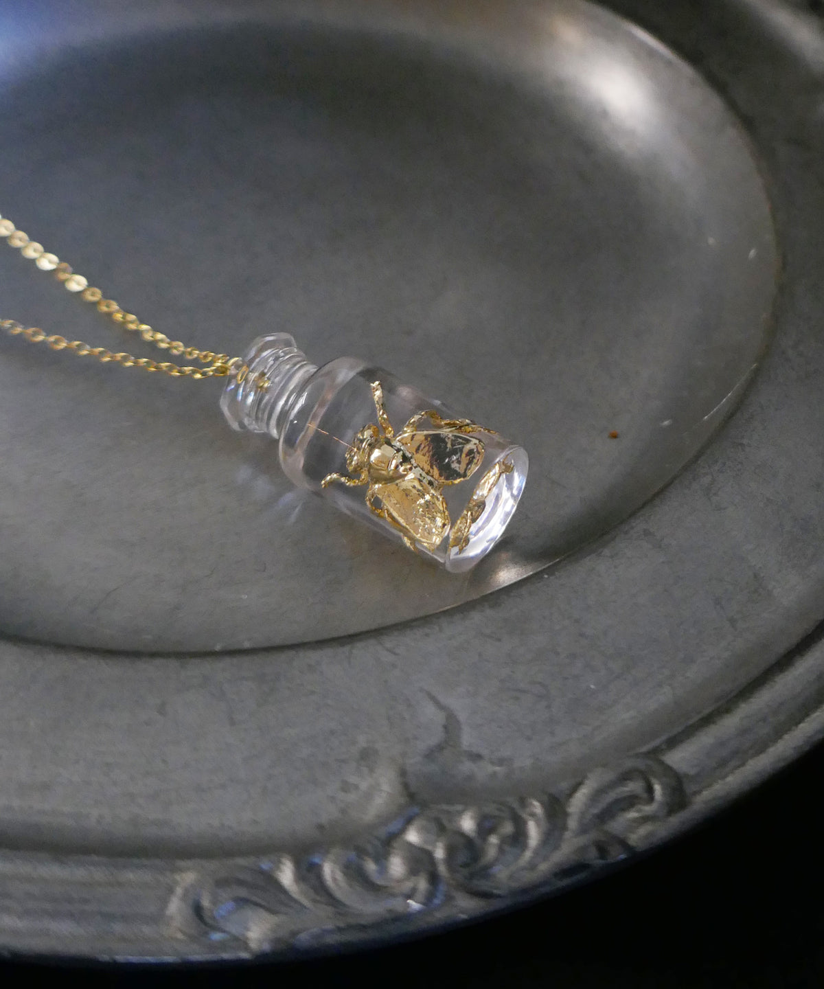 ネックレス,necklace,ジュエリー,アクセサリー,リンゴ,ユニーク,ギフト,ジェンダーレス,モード,silver,jewelry,gift,unisex,mode,metal,モチーフ,accessory,motif,bee,蜂,はち,ハチ,瓶,ビン,びん,調合薬,薬瓶
