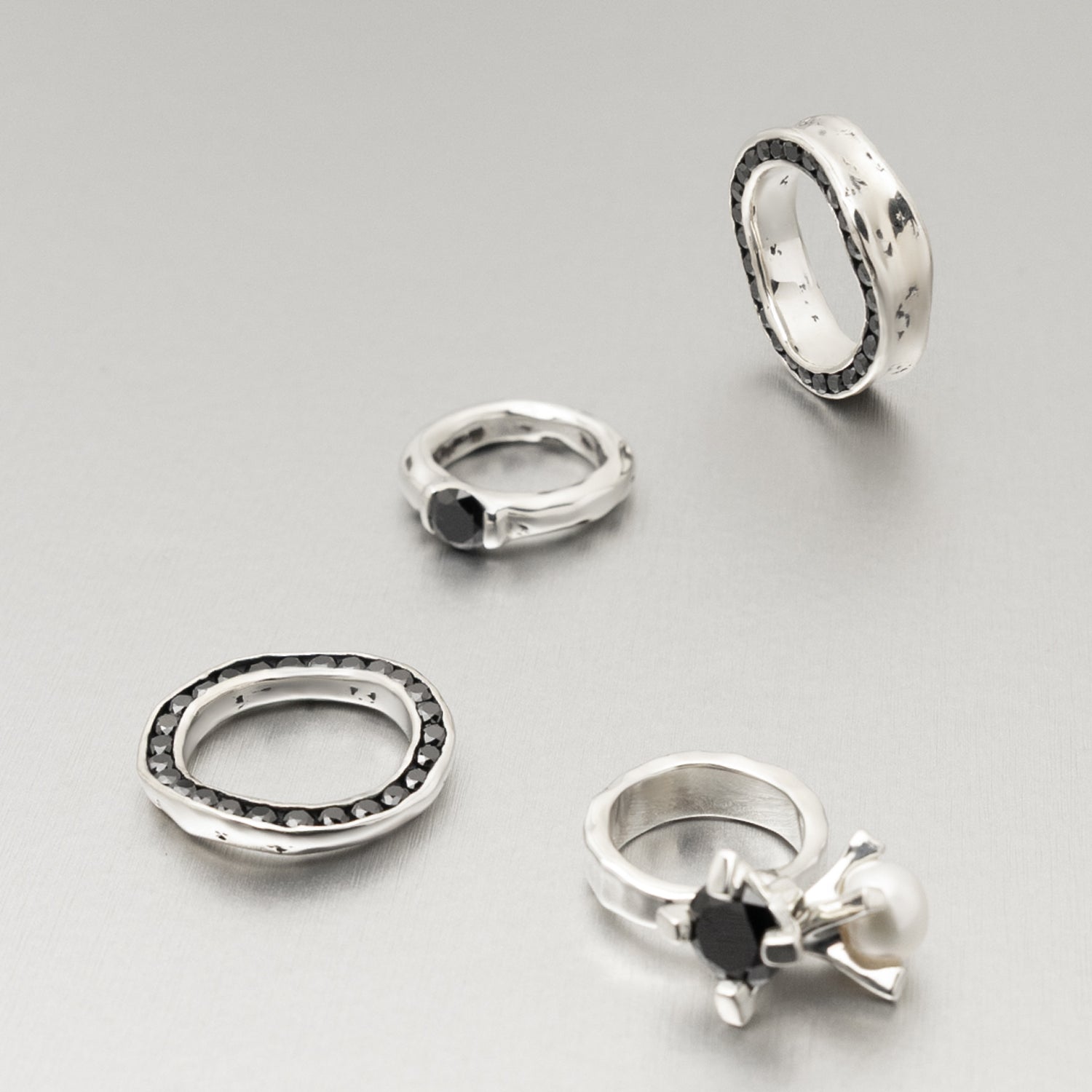 シルバー,ジュエリー,リング,指輪,ピンキーリング,小指,願い,ワンポイント,アクセサリー,silver,jewelry,ring,pinkyring,accessory,ブラック,ストーン,キュービックジルコニア,ブラックジュエリー,モード,モノトーン,メンズ,メンズジュエリー,メンズアクセサリー,ジェンダーレス,ユニセックス,black,stone,mode,mens,unisex,cubiczirconia