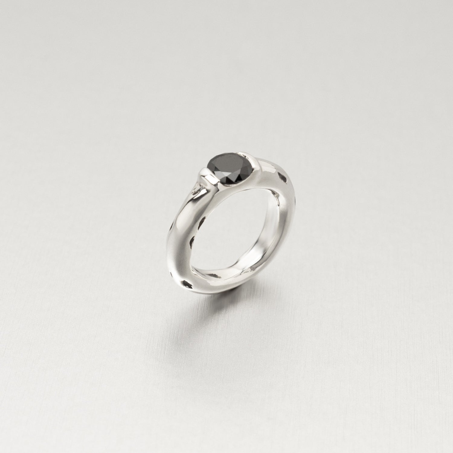 シルバー,ジュエリー,リング,指輪,ピンキーリング,小指,願い,ワンポイント,アクセサリー,silver,jewelry,ring,pinkyring,accessory,ブラック,ストーン,キュービックジルコニア,ブラックジュエリー,モード,モノトーン,メンズ,メンズジュエリー,メンズアクセサリー,ジェンダーレス,ユニセックス,black,stone,mode,mens,unisex,cubiczirconia,いぶし,重厚感,デコラティブ,個性派,デザイナーズジュエリー