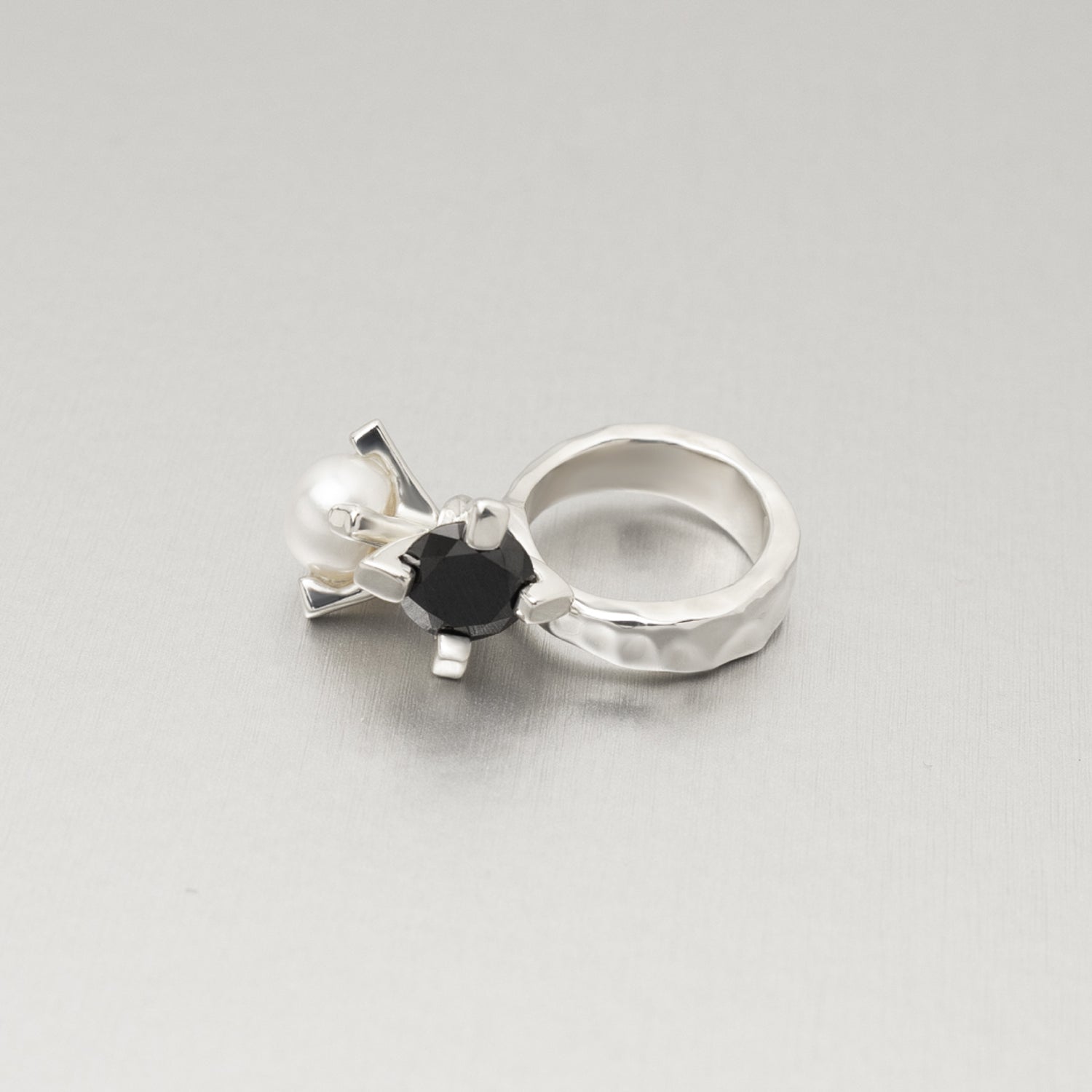 シルバー,ジュエリー,リング,指輪,ピンキーリング,小指,願い,ワンポイント,アクセサリー,silver,jewelry,ring,pinkyring,accessory,ブラック,ストーン,キュービックジルコニア,ブラックジュエリー,モード,モノトーン,メンズ,メンズジュエリー,メンズアクセサリー,ジェンダーレス,ユニセックス,black,stone,mode,mens,unisex,cubiczirconia,パール,Pearl