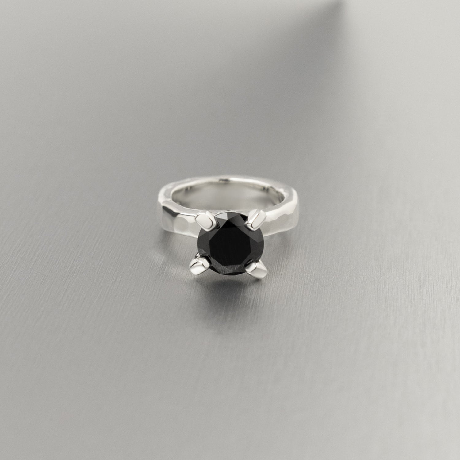 シルバー,ジュエリー,リング,指輪,ピンキーリング,小指,願い,ワンポイント,アクセサリー,silver,jewelry,ring,pinkyring,accessory,ブラック,ストーン,キュービックジルコニア,ブラックジュエリー,モード,モノトーン,メンズ,メンズジュエリー,メンズアクセサリー,ジェンダーレス,ユニセックス,black,stone,mode,mens,unisex,cubiczirconia