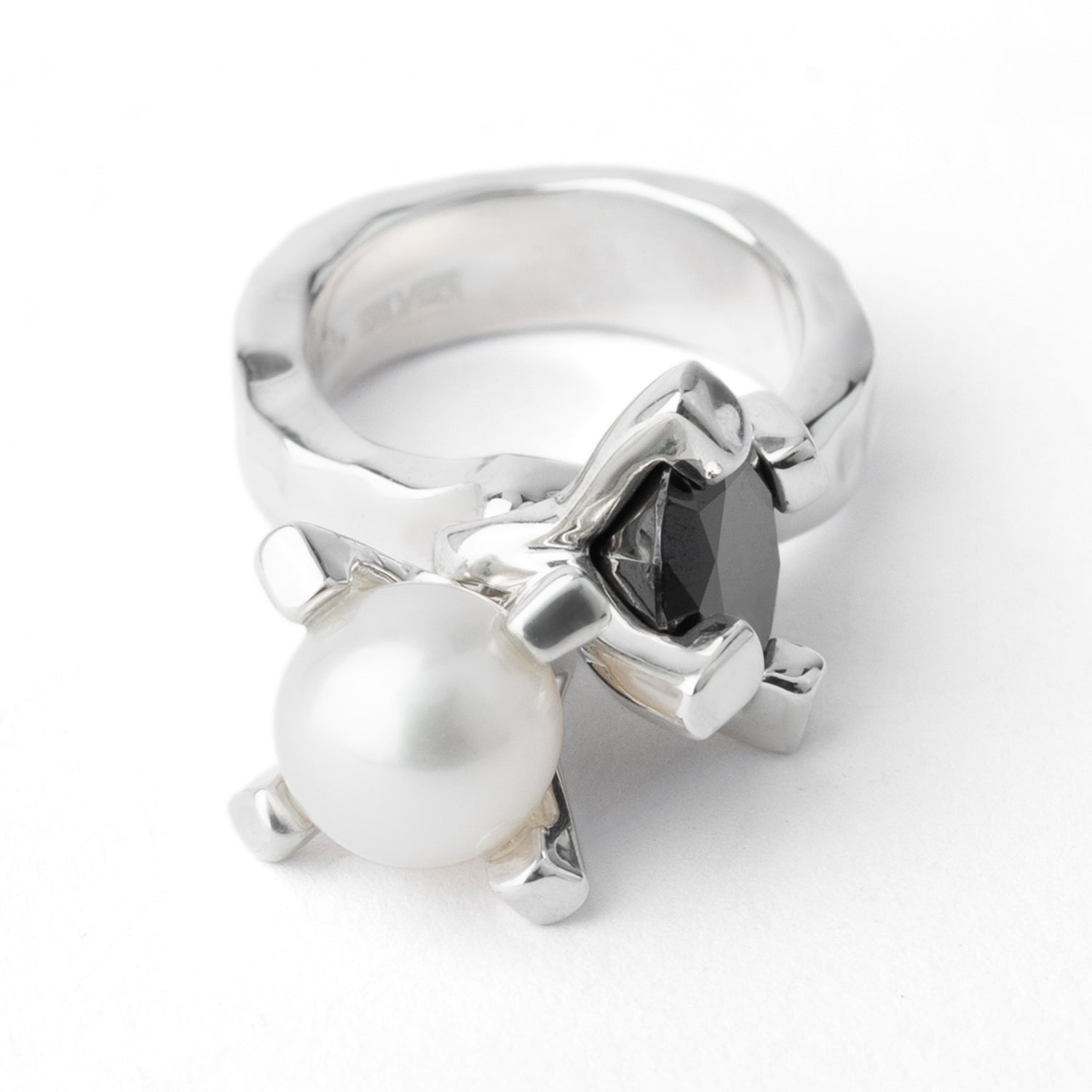 シルバー,ジュエリー,リング,指輪,ピンキーリング,小指,願い,ワンポイント,アクセサリー,silver,jewelry,ring,pinkyring,accessory,ブラック,ストーン,キュービックジルコニア,ブラックジュエリー,モード,モノトーン,メンズ,メンズジュエリー,メンズアクセサリー,ジェンダーレス,ユニセックス,black,stone,mode,mens,unisex,cubiczirconia,パール,Pearl