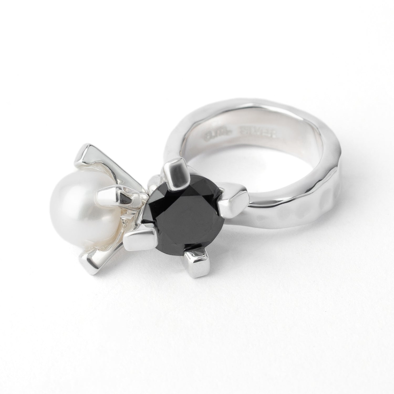 シルバー,ジュエリー,リング,指輪,ピンキーリング,小指,願い,ワンポイント,アクセサリー,silver,jewelry,ring,pinkyring,accessory,ブラック,ストーン,キュービックジルコニア,ブラックジュエリー,モード,モノトーン,メンズ,メンズジュエリー,メンズアクセサリー,ジェンダーレス,ユニセックス,black,stone,mode,mens,unisex,cubiczirconia,パール,Pearl