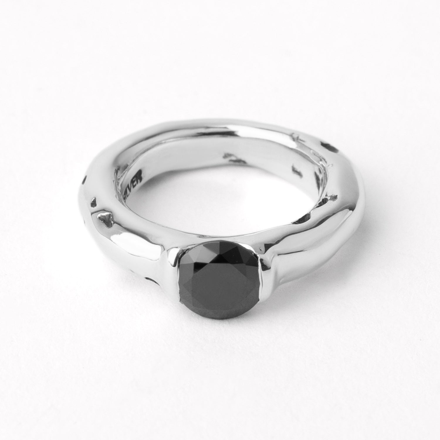 シルバー,ジュエリー,リング,指輪,ピンキーリング,小指,願い,ワンポイント,アクセサリー,silver,jewelry,ring,pinkyring,accessory,ブラック,ストーン,キュービックジルコニア,ブラックジュエリー,モード,モノトーン,メンズ,メンズジュエリー,メンズアクセサリー,ジェンダーレス,ユニセックス,black,stone,mode,mens,unisex,cubiczirconia,いぶし,重厚感,デコラティブ,個性派,デザイナーズジュエリー