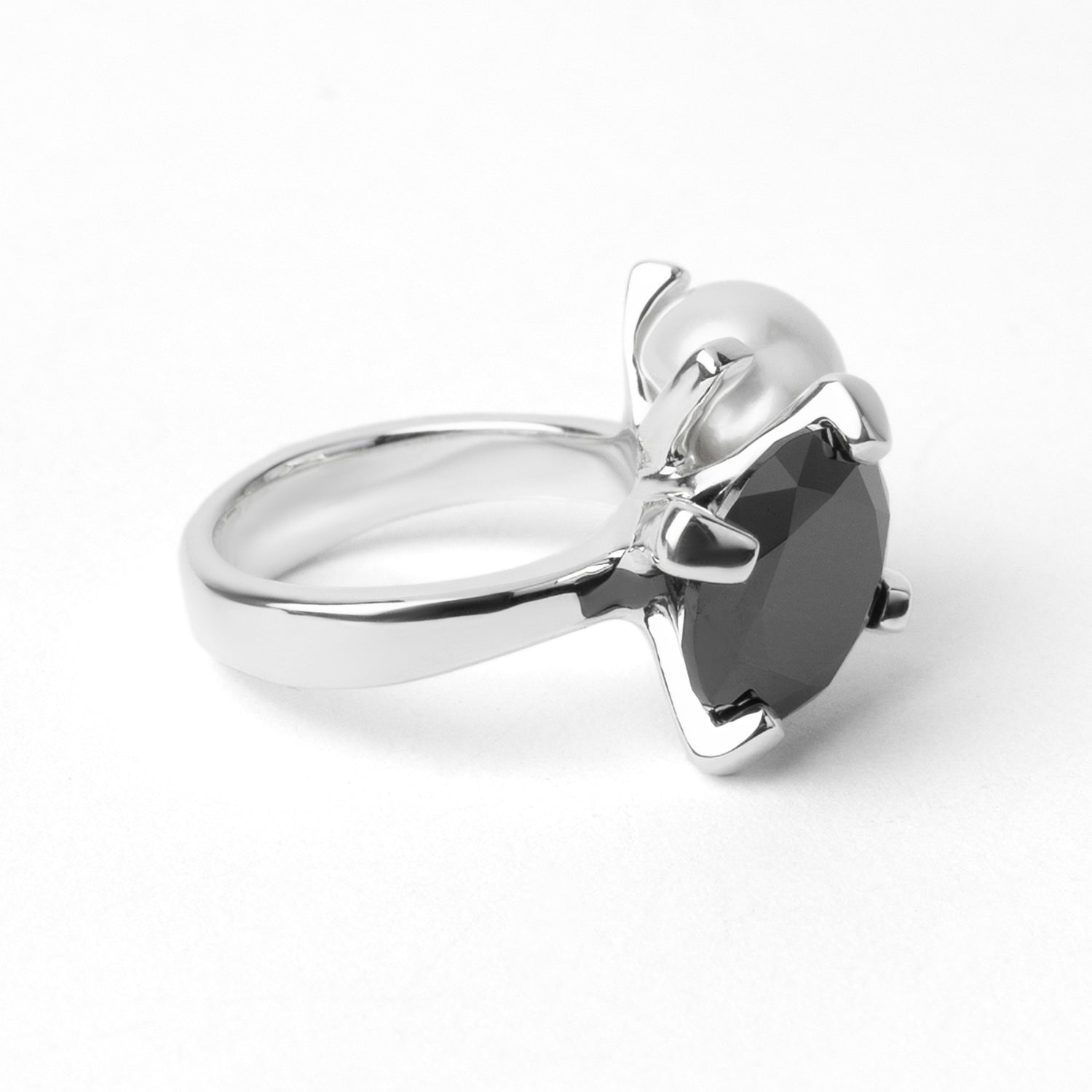 シルバー,ジュエリー,リング,指輪,ピンキーリング,小指,願い,ワンポイント,アクセサリー,silver,jewelry,ring,pinkyring,accessory,ブラック,ストーン,キュービックジルコニア,ブラックジュエリー,モード,モノトーン,メンズ,メンズジュエリー,メンズアクセサリー,ジェンダーレス,ユニセックス,black,stone,mode,mens,unisex,cubiczirconia,重厚感,デコラティブ,個性派,デザイナーズジュエリー,パール,オフホワイト,天然石,自然素材
