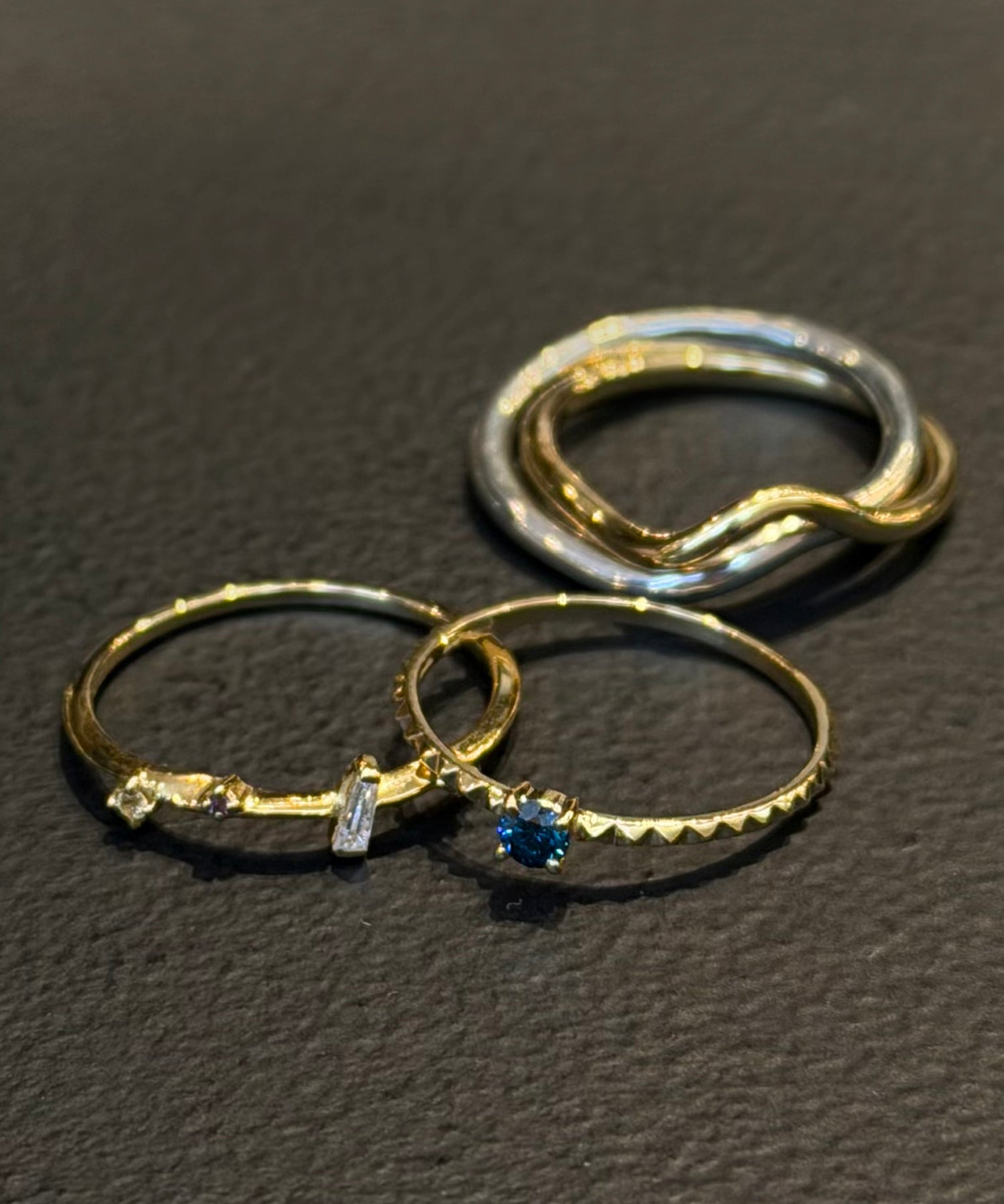 e.m.,リング,K18,ブルーダイヤモンド,華奢デザイン,レディース,ゴールドリング,18金,一粒リング,細身,デザインリング,シンプル,スタッズテクスチャー,エッジデザイン,ring,gold,イエローゴールド,天然石,ギフト,ご褒美,プレゼント