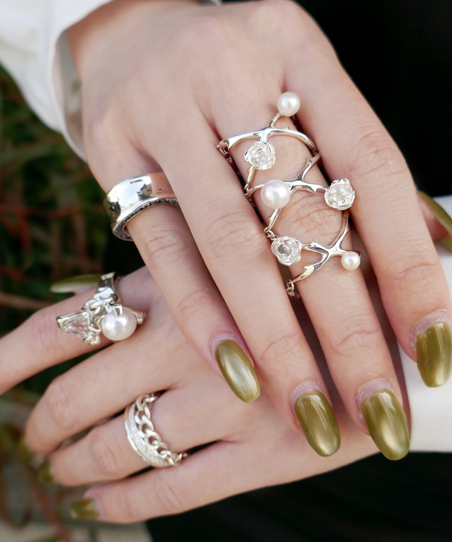 シルバーリング パール付き 立体デザイン
フラワーモチーフ,シルバーリング,パール装飾,有機的デザイン,シルバーリング,ボリューム,アートデザイン,シルバーリング,個性的,
不規則デザイン,シルバーリング,モード,アーマーリング,モチーフデザイン,モード系,シルバーリング,コーディネート,エッジの効いた,シルバージュエリー,手元,ラグジュアリー,カジュアル,洗練された,手元コーデ,シルバーアクセサリー,アート感のある,スタイリング,デイリー使い,ファッションアクセサリー,個性派ジュエリー,レディース,ギフトにもおすすめ,silver,ring,flower,armourring,mode