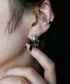 シルバー,pierced earrings,ピアス,ジュエリー,アクセサリー,ハチ,はち,蜂,ユニーク,ギフト,ジェンダーレス,モード,silver,jewelry,gift,unisex,mode,metal,モチーフ,accessory,motif,event,イベント,bee,ribbon,リボン