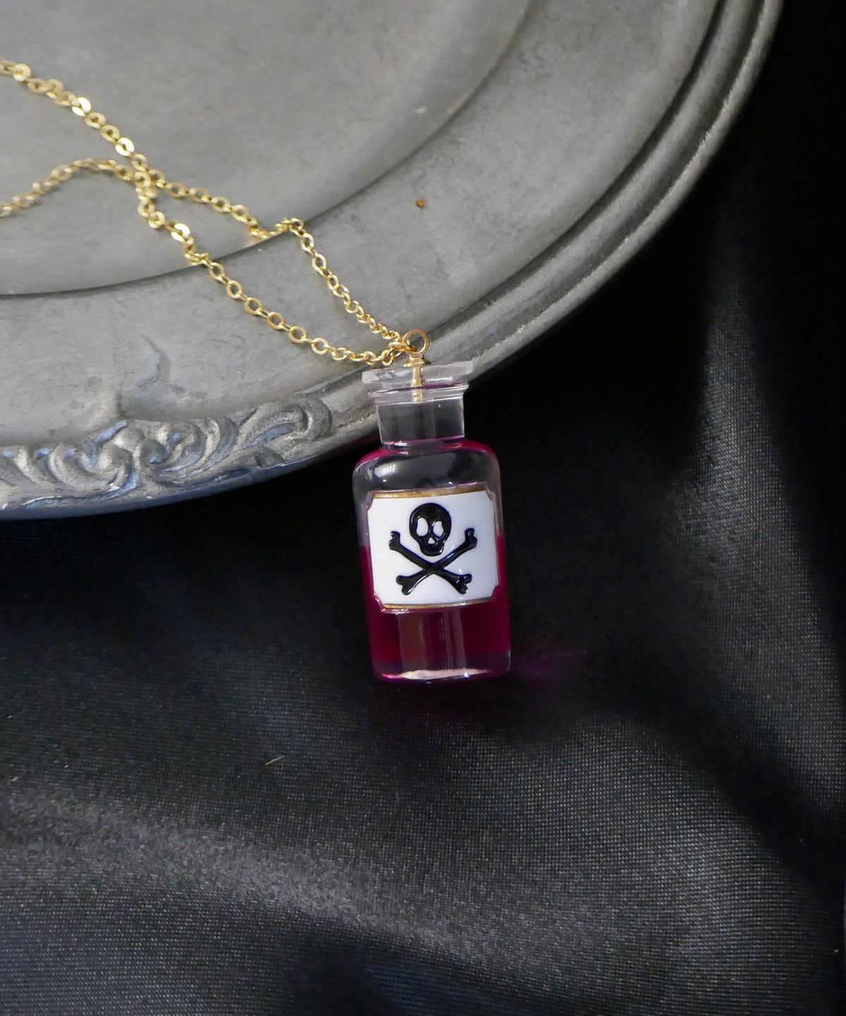 ネックレス,necklace,ジュエリー,アクセサリー,リンゴ,ユニーク,ギフト,ジェンダーレス,モード,silver,jewelry,スカル,gift,unisex,mode,metal,モチーフ,accessory,motif,scull,ドクロ,瓶,ビン,びん,調合薬,薬瓶
