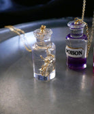ネックレス,necklace,ジュエリー,アクセサリー,リンゴ,ユニーク,ギフト,ジェンダーレス,モード,silver,jewelry,gift,unisex,mode,metal,モチーフ,accessory,motif,bee,蜂,はち,ハチ,瓶,ビン,びん,調合薬,薬瓶