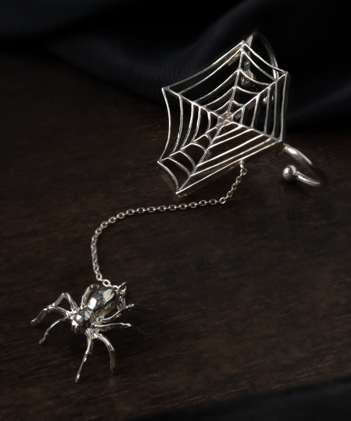 シルバー,earcuff,イヤーカフ,ジュエリー,アクセサリー,くも,クモ,蜘蛛,ユニーク,ギフト,ジェンダーレス,モード,silver,jewelry,spider,gift,unisex,mode,metal,モチーフ,accessory,motif,キュービックジルコニア,cubiczirconia,event,イベント