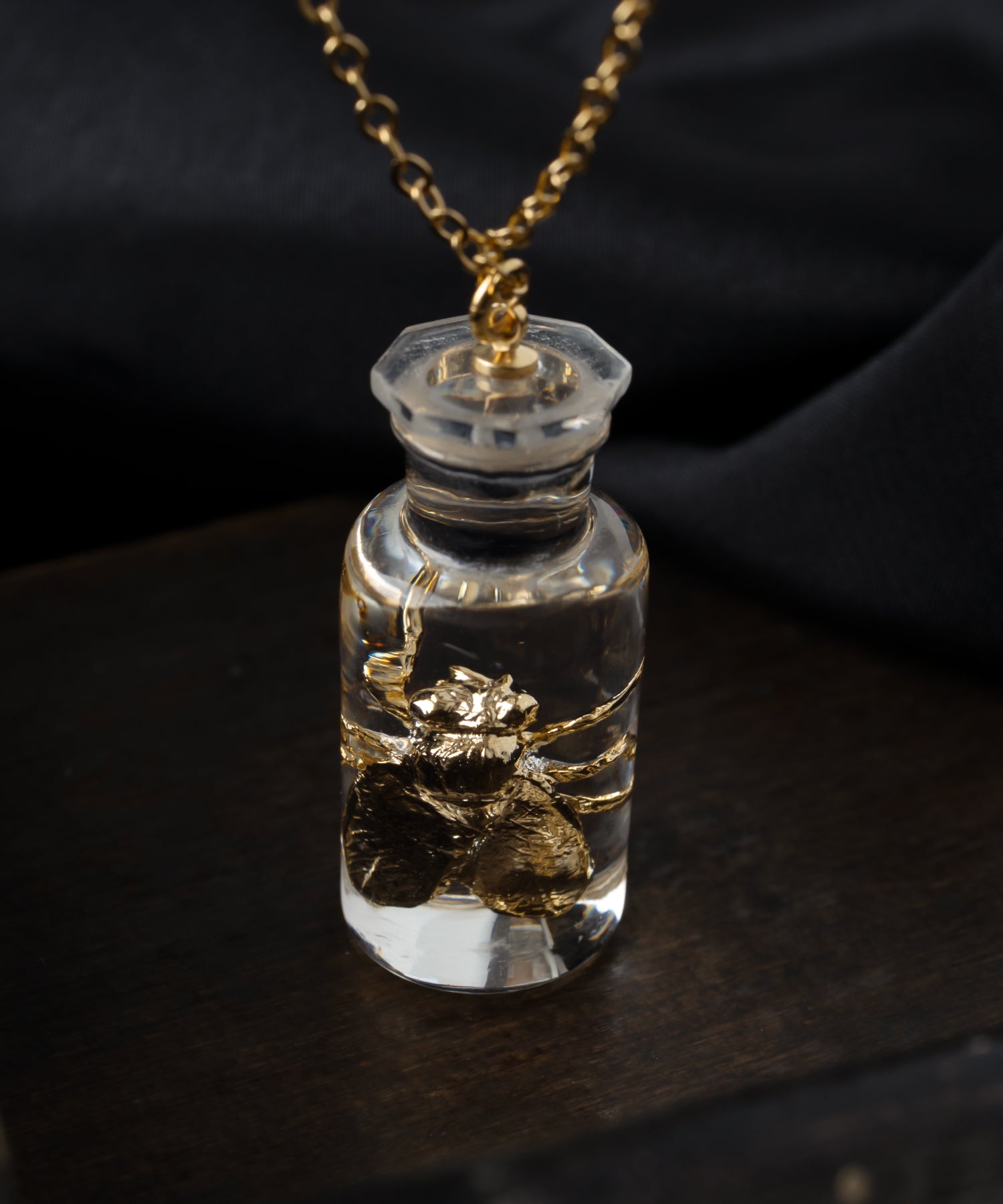 ネックレス,necklace,ジュエリー,アクセサリー,リンゴ,ユニーク,ギフト,ジェンダーレス,モード,silver,jewelry,gift,unisex,mode,metal,モチーフ,accessory,motif,bee,蜂,はち,ハチ,瓶,ビン,びん,調合薬,薬瓶