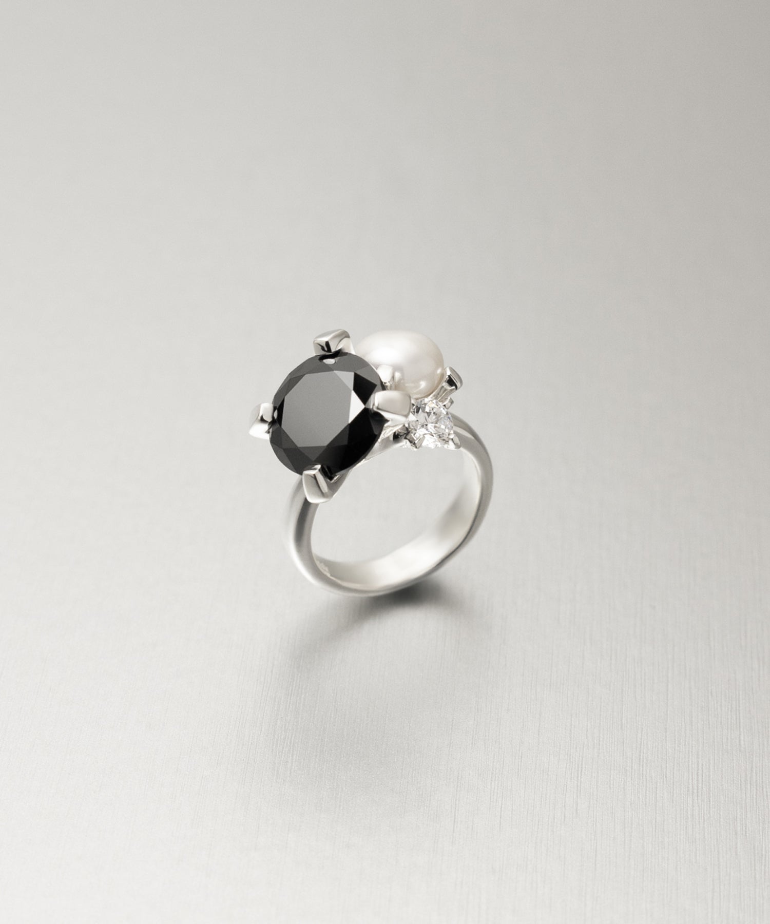 シルバー,ジュエリー,リング,指輪,ピンキーリング,小指,願い,ワンポイント,アクセサリー,silver,jewelry,ring,pinkyring,accessory,ブラック,ストーン,キュービックジルコニア,ブラックジュエリー,モード,モノトーン,メンズ,メンズジュエリー,メンズアクセサリー,ジェンダーレス,ユニセックス,black,stone,mode,mens,unisex,cubiczirconia,重厚感,デコラティブ,個性派,デザイナーズジュエリー