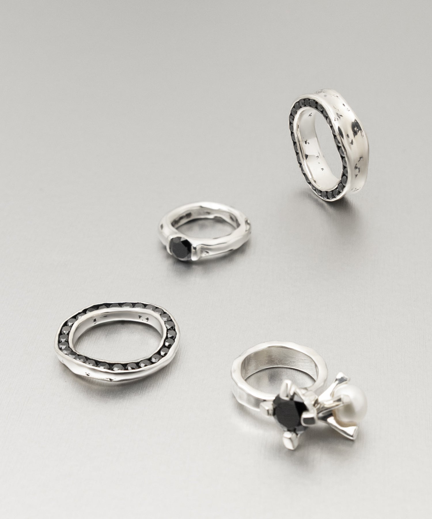 シルバー,ジュエリー,リング,指輪,ピンキーリング,小指,願い,ワンポイント,アクセサリー,silver,jewelry,ring,pinkyring,accessory,ブラック,ストーン,キュービックジルコニア,ブラックジュエリー,モード,モノトーン,メンズ,メンズジュエリー,メンズアクセサリー,ジェンダーレス,ユニセックス,black,stone,mode,mens,unisex,cubiczirconia
