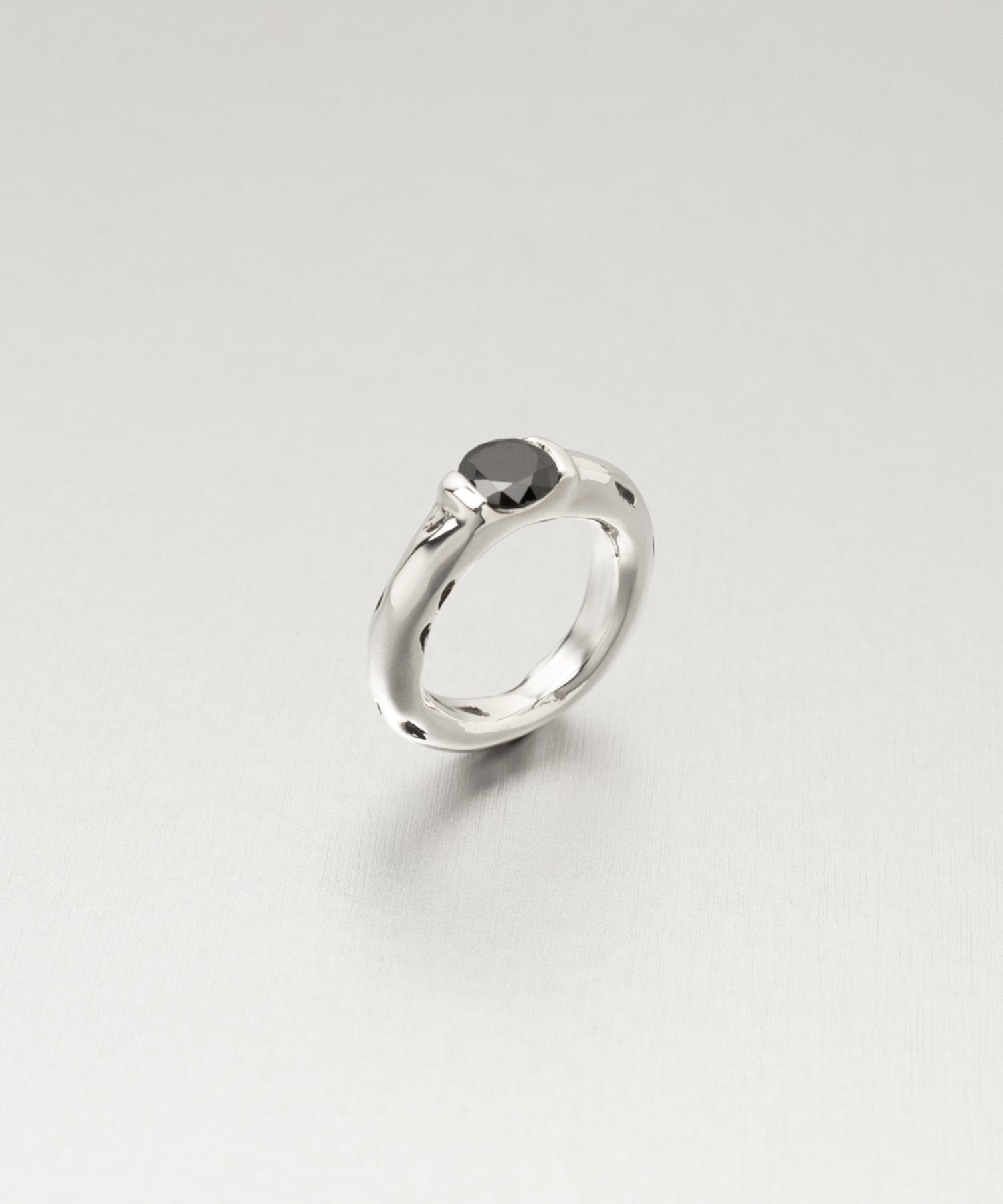 シルバー,ジュエリー,リング,指輪,ピンキーリング,小指,願い,ワンポイント,アクセサリー,silver,jewelry,ring,pinkyring,accessory,ブラック,ストーン,キュービックジルコニア,ブラックジュエリー,モード,モノトーン,メンズ,メンズジュエリー,メンズアクセサリー,ジェンダーレス,ユニセックス,black,stone,mode,mens,unisex,cubiczirconia,いぶし,重厚感,デコラティブ,個性派,デザイナーズジュエリー