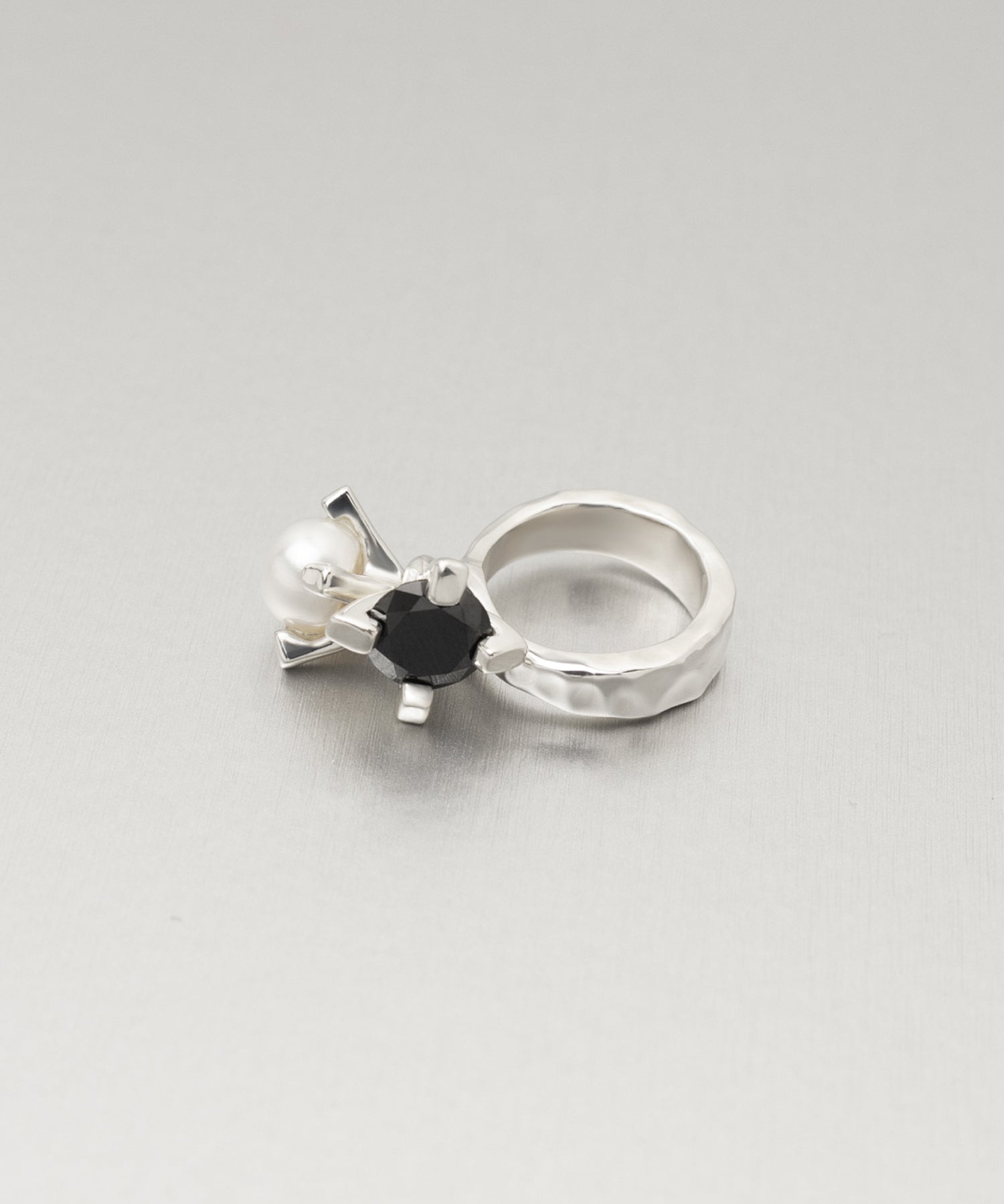 シルバー,ジュエリー,リング,指輪,ピンキーリング,小指,願い,ワンポイント,アクセサリー,silver,jewelry,ring,pinkyring,accessory,ブラック,ストーン,キュービックジルコニア,ブラックジュエリー,モード,モノトーン,メンズ,メンズジュエリー,メンズアクセサリー,ジェンダーレス,ユニセックス,black,stone,mode,mens,unisex,cubiczirconia,パール,Pearl