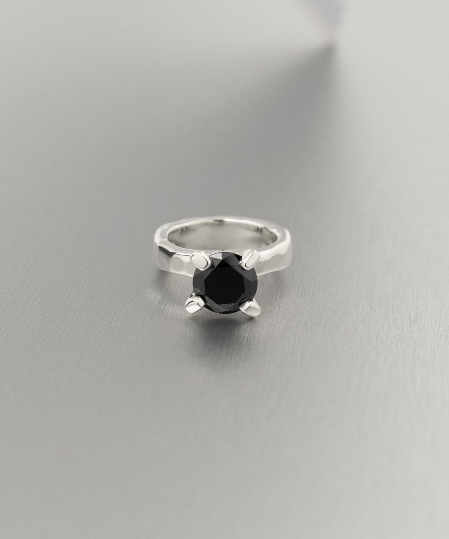 シルバー,ジュエリー,リング,指輪,ピンキーリング,小指,願い,ワンポイント,アクセサリー,silver,jewelry,ring,pinkyring,accessory,ブラック,ストーン,キュービックジルコニア,ブラックジュエリー,モード,モノトーン,メンズ,メンズジュエリー,メンズアクセサリー,ジェンダーレス,ユニセックス,black,stone,mode,mens,unisex,cubiczirconia