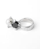 シルバー,ジュエリー,リング,指輪,ピンキーリング,小指,願い,ワンポイント,アクセサリー,silver,jewelry,ring,pinkyring,accessory,ブラック,ストーン,キュービックジルコニア,ブラックジュエリー,モード,モノトーン,メンズ,メンズジュエリー,メンズアクセサリー,ジェンダーレス,ユニセックス,black,stone,mode,mens,unisex,cubiczirconia,パール,Pearl