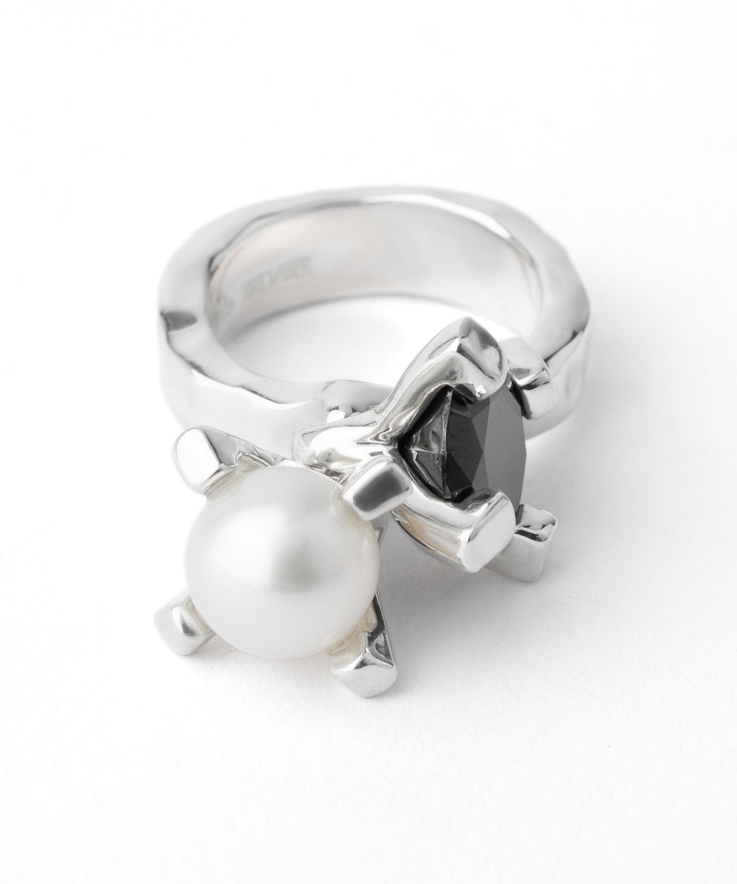 シルバー,ジュエリー,リング,指輪,ピンキーリング,小指,願い,ワンポイント,アクセサリー,silver,jewelry,ring,pinkyring,accessory,ブラック,ストーン,キュービックジルコニア,ブラックジュエリー,モード,モノトーン,メンズ,メンズジュエリー,メンズアクセサリー,ジェンダーレス,ユニセックス,black,stone,mode,mens,unisex,cubiczirconia,パール,Pearl