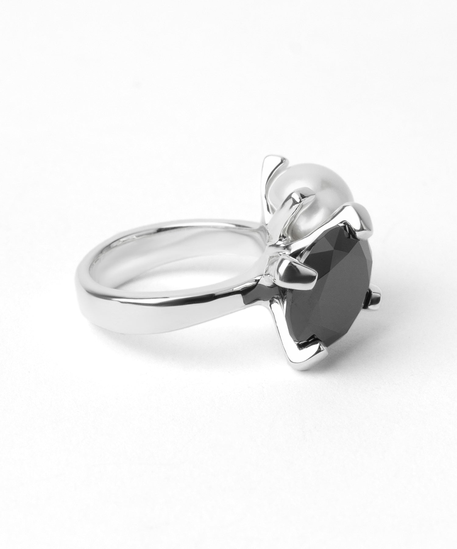 シルバー,ジュエリー,リング,指輪,ピンキーリング,小指,願い,ワンポイント,アクセサリー,silver,jewelry,ring,pinkyring,accessory,ブラック,ストーン,キュービックジルコニア,ブラックジュエリー,モード,モノトーン,メンズ,メンズジュエリー,メンズアクセサリー,ジェンダーレス,ユニセックス,black,stone,mode,mens,unisex,cubiczirconia,重厚感,デコラティブ,個性派,デザイナーズジュエリー,パール,オフホワイト,天然石,自然素材